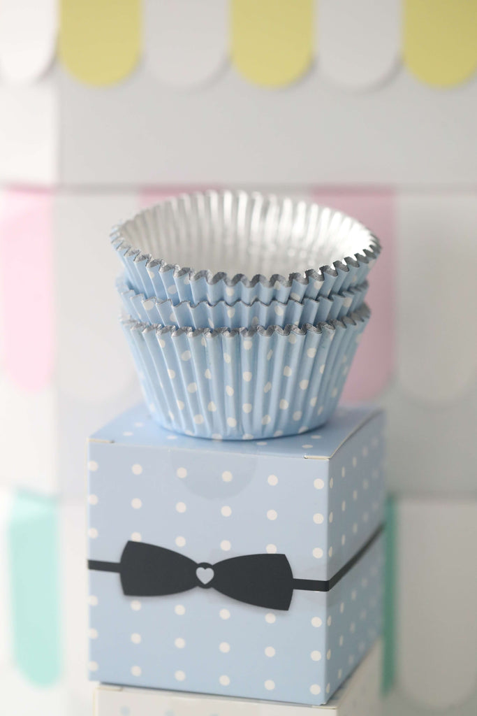 Love, Manuela Cupcake Liners Folierte Cupcake Former Lyseblå med hvite prikker (50 stk)