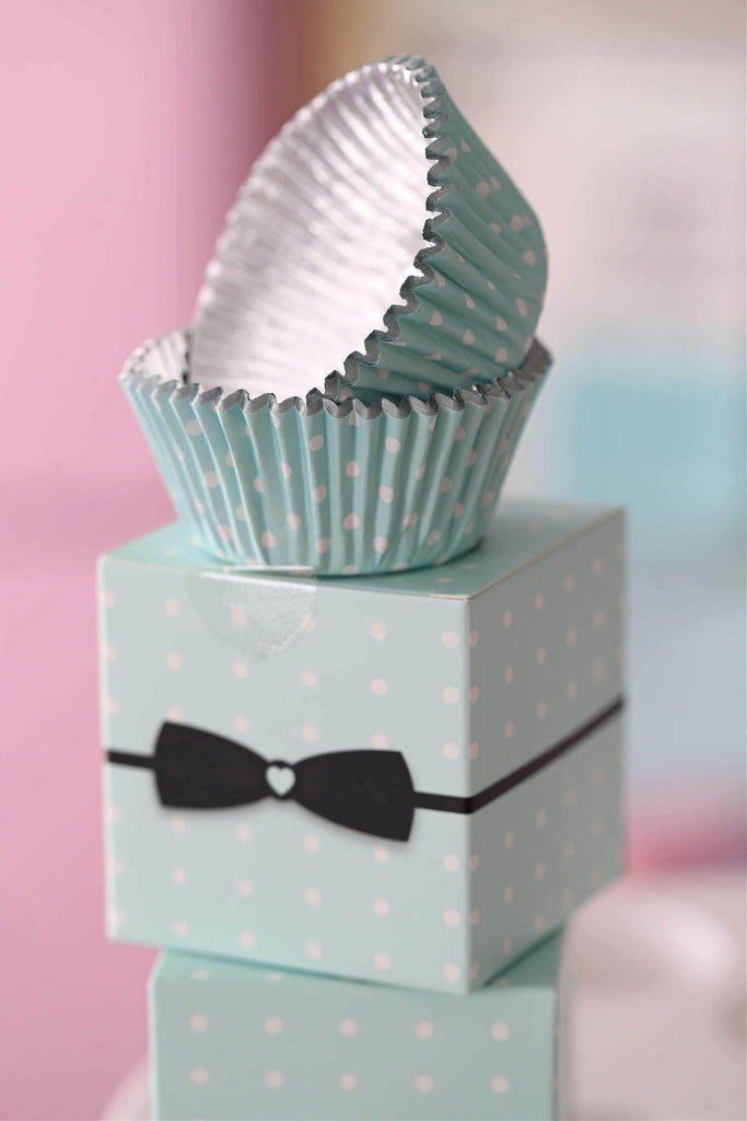 Love, Manuela Cupcake Liners Folierte Cupcake Former Turkis med hvite prikker (50 stk)