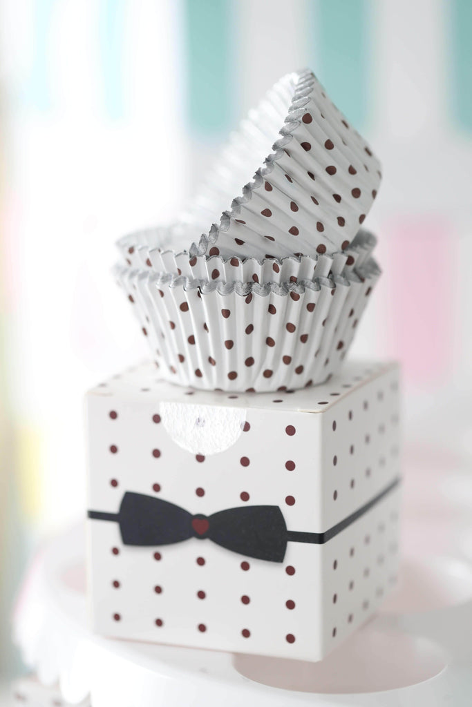 Love, Manuela Cupcake Liners Love Manuela Folierte Cupcake Former Hvite med brune prikker (50 stk)