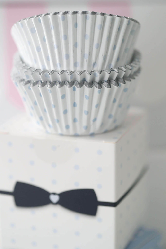 Love, Manuela Cupcake Liners Love Manuela Folierte Cupcake Former Hvite med lyseblå prikker (50 stk)