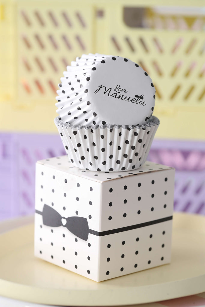 Love, Manuela Cupcake Liners Love Manuela Folierte Cupcake Former Hvite med sorte prikker (50 stk)