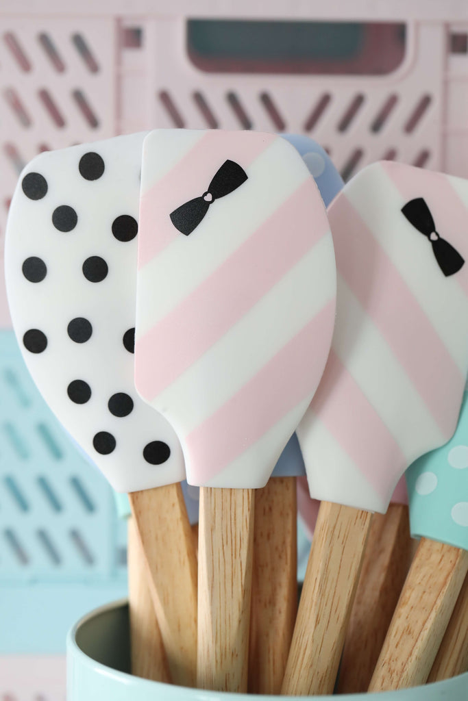 Love, Manuela Spatulas Love Manuela Slikkepott, Striper med sløyfe øverst